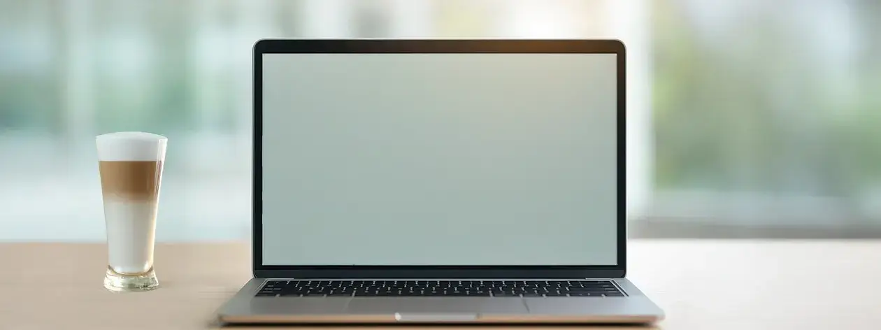 laptop met latte macchiato